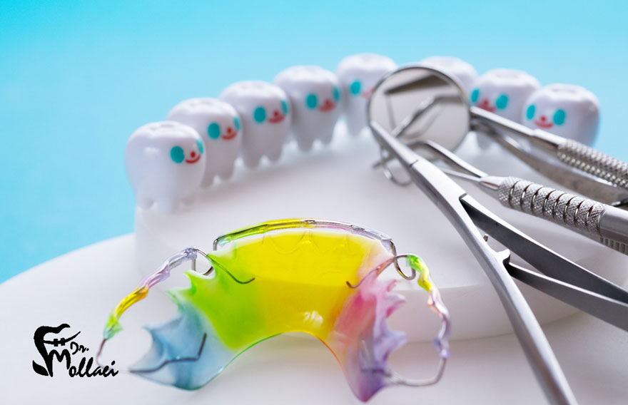 نگهدارنده ارتودنسی وسیله‌ای است که بعد از اتمام درمان ارتودنسی برای حفظ موقعیت جدید دندان‌ها استفاده می‌شود